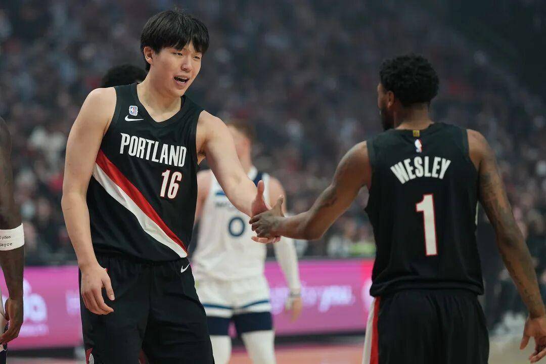 杨瀚森暴扣入选NBA十佳球!感谢韦斯利,斯普利特盛赞